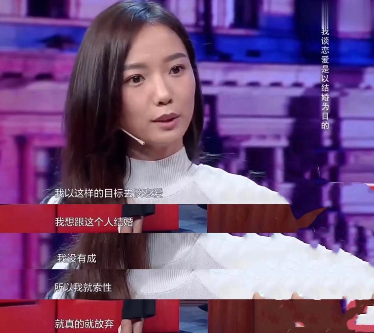 王珞丹|37岁王珞丹街头闲逛被拍！穿短裤腿部肌肉发达，和男助理亲密挽手
