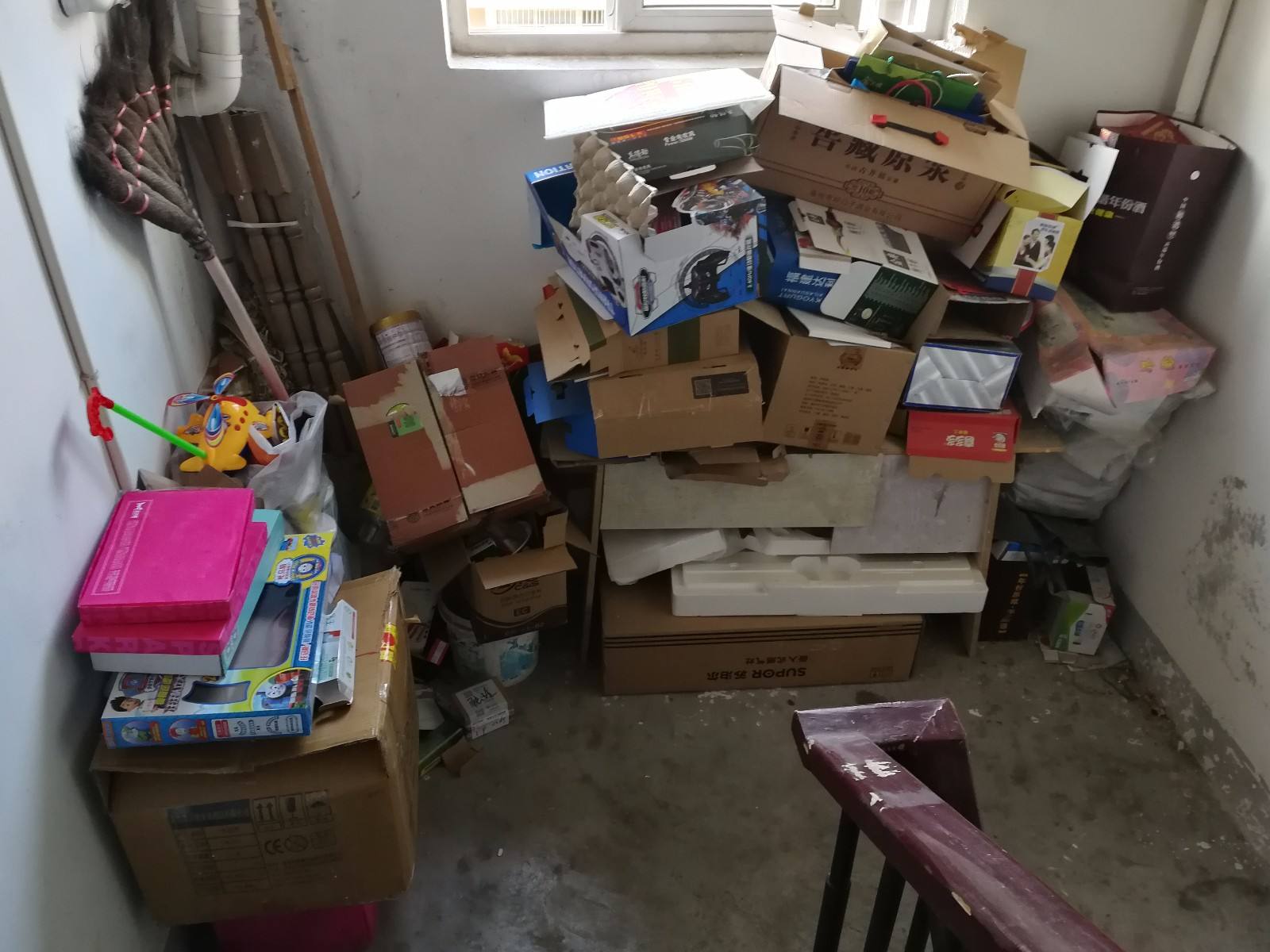 工作人员踢翻业主的鞋柜,被业主吐槽,硬核回怼:你占用公摊面积