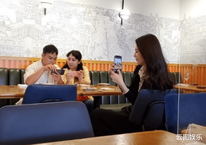 裕美|恭喜！“东涌罗浩楷”恋情曝光，22岁利爱安与初恋约会表现亲密