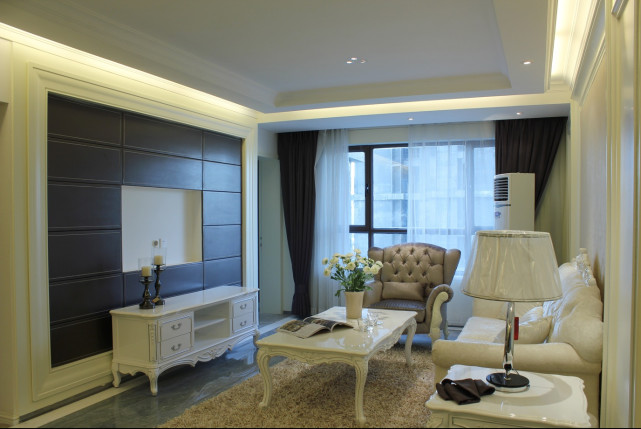81平现代风三居室,石膏线和背景墙增加客厅的美观度
