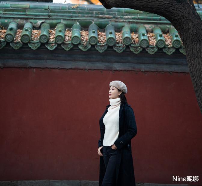 刘芳菲|央视主持刘芳菲打卡北京古城，穿黑风衣配贝雷帽，站在城墙外韵味十足