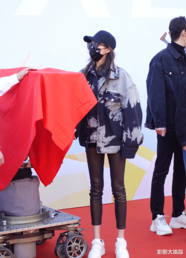 关晓彤|?关晓彤被曝新剧有鹿晗客串？西装配短靴大长腿展露无余，他醋了