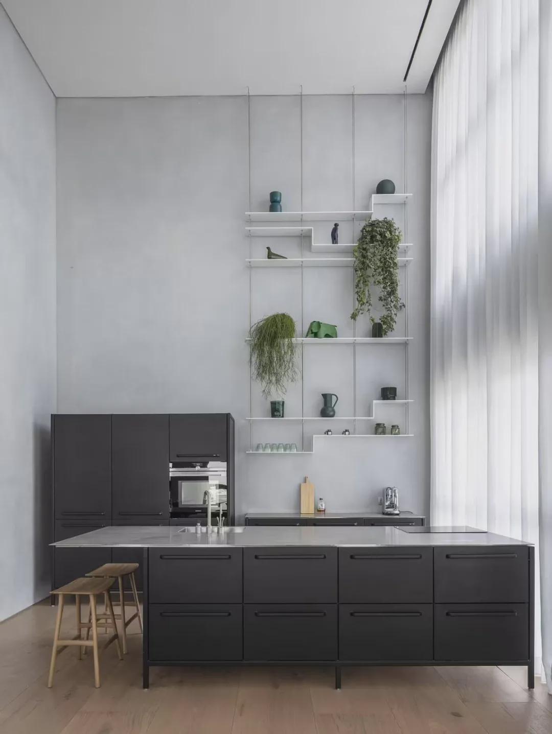 80㎡顶楼挑空复式，装5m高落地窗+玻璃砖墙，变身“贵族公寓”！