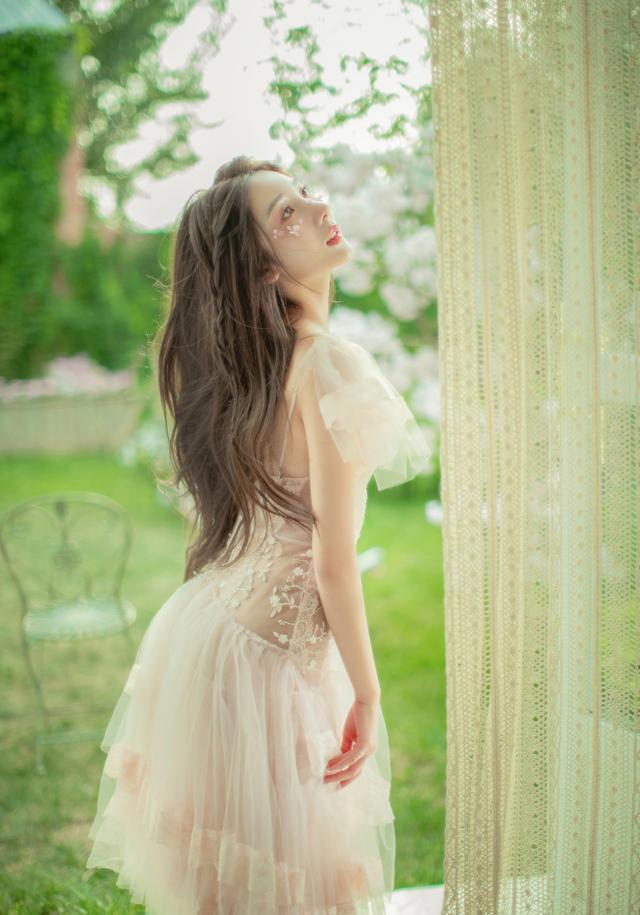 梅高兴谈娱乐 19岁都美竹晒美照：获赞2万评论2千余条，网友：难怪有人犯错误