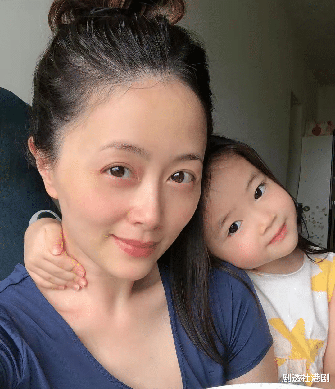 十月初五的月光|新版《十月初五的月光》热播！28岁TVB小花演泼辣女，被赞入型入格