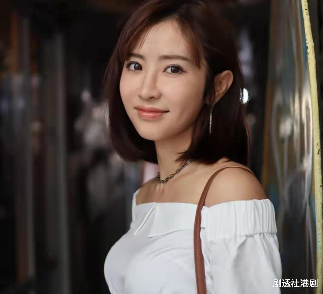 迪丽热巴|着装出众引网友热议，TVB“东张女神”被指真空上阵，无奈总受关注