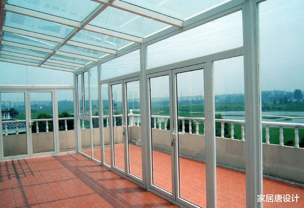 钢化玻璃不好清理？学会阿姨的清洁妙招，让钢化玻璃整洁如初