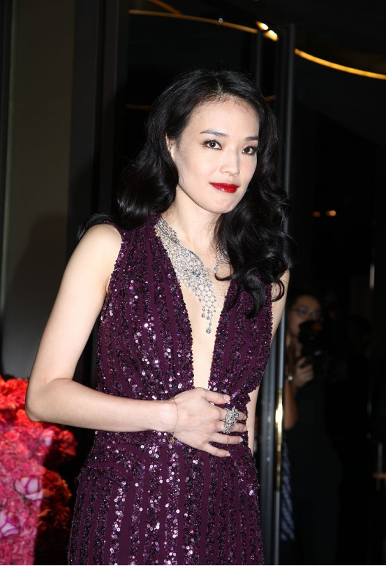 BiuFashion|舒淇穿上亮片裙真是风情万种，胸前开叉挺别致，浓妆红唇更撩人