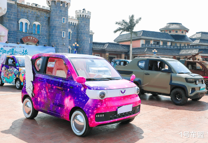 1号车盟 百台宏光MINIEV齐聚厦门方特,跨界破圈,打造“大人们的小乐园”