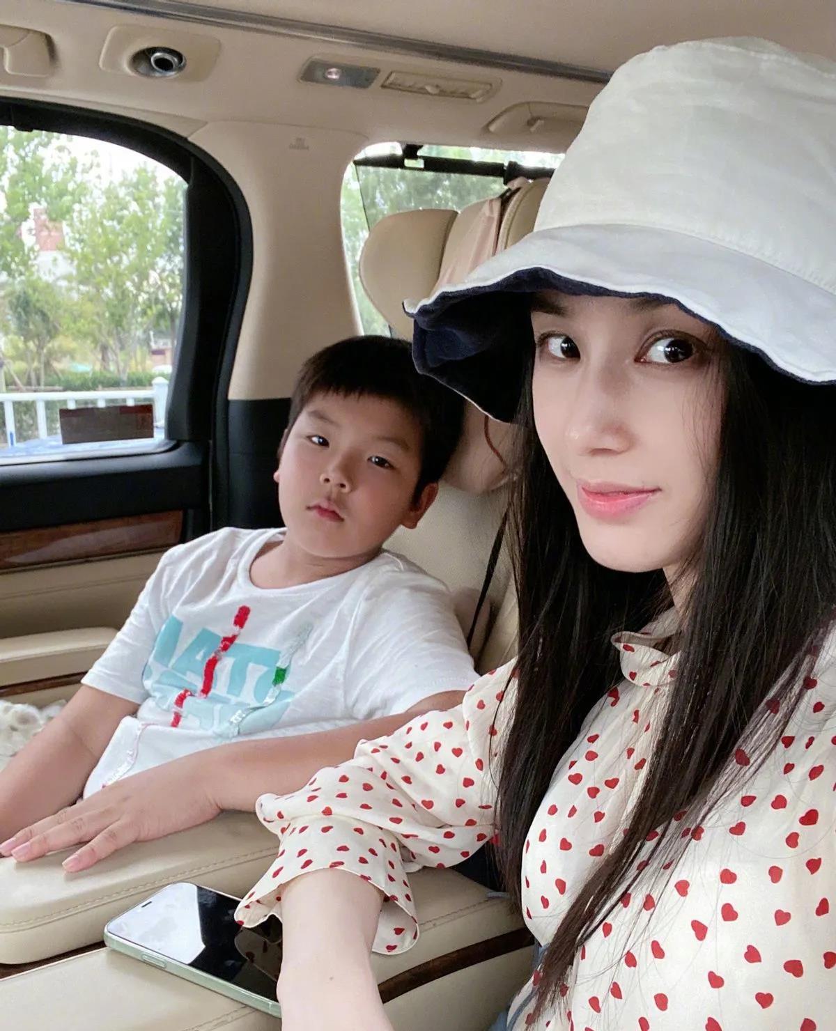 黄圣依|黄圣依带儿子游玩，波点裙看起来很唯美，粉丝：这是姐弟俩吗？