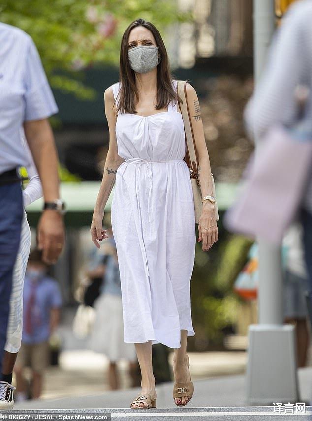 安吉丽娜·朱莉|安吉丽娜·朱莉纽约逛超市，白裙肩带滑落瞬间惊艳，带零食去前夫家