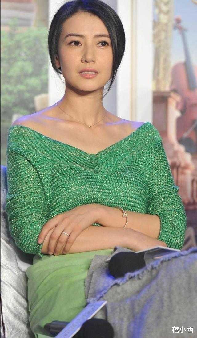 高圆圆|高圆圆终于扎起马尾辫，一身绿色穿搭“上松下紧”，就她穿得不俗