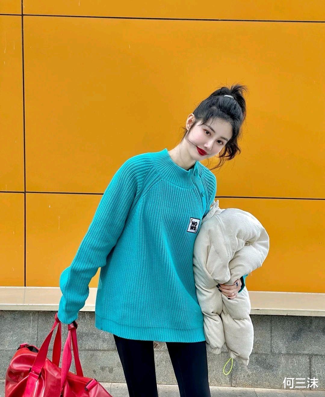 何三沫 想要偷懒快速出门,可以尝试羽绒服配卫裤的懒人穿搭,保暖又耐看