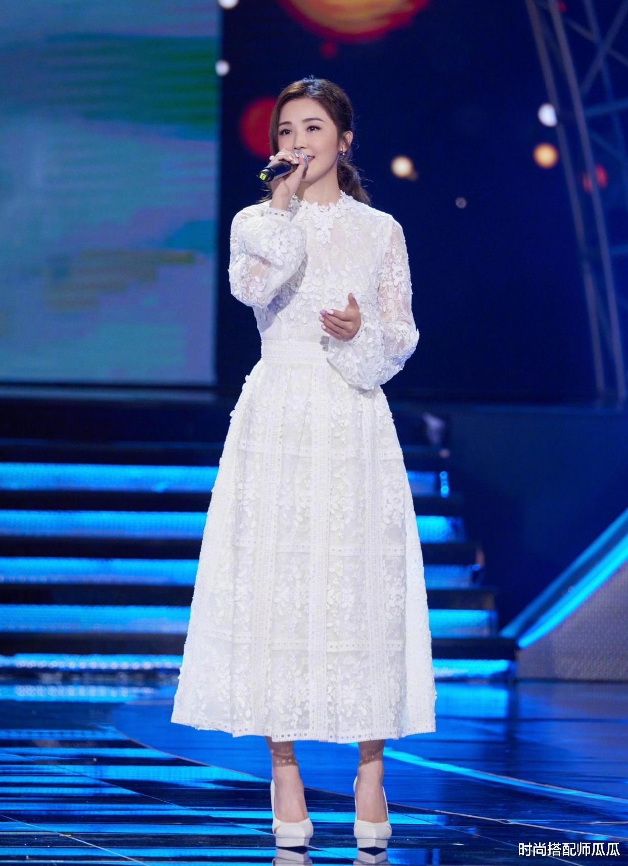 时尚搭配师瓜瓜|39岁阿Sa最新写真,T恤配黑丝玩下衣失踪,看着跟20岁时一点没变