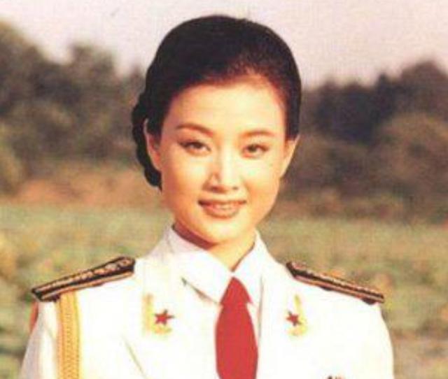 爱奇艺|她连上24年春晚，近些年却突然消失，现52岁近照曝光风采依旧