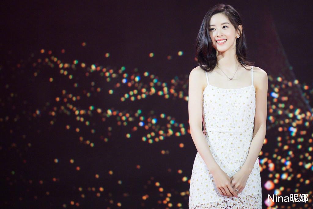 刘强东真有福气，28岁章泽天穿健美裤健身秀大好身材，运动显女神韵味