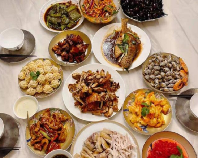 王鸥|明星晒年夜饭，王鸥的精致，贾乃亮的豪华，但唯独任达华的最亮眼