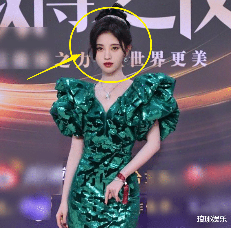 赵丽颖|女星红毯生图犹如卸妆水，鞠婧祎艳压群芳，赵丽颖却老了十几岁