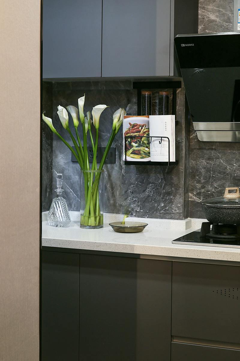 设计师|单身女青年的家,客厅选择超大电视机,让客厅瞬间变成影音室