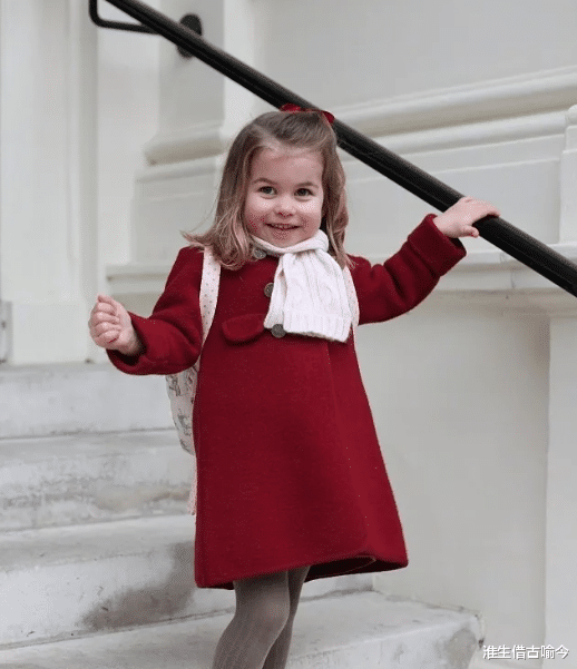 戴安娜|4岁夏洛特上学，老师半蹲着和她握手笑得很羞涩，越来越像戴安娜