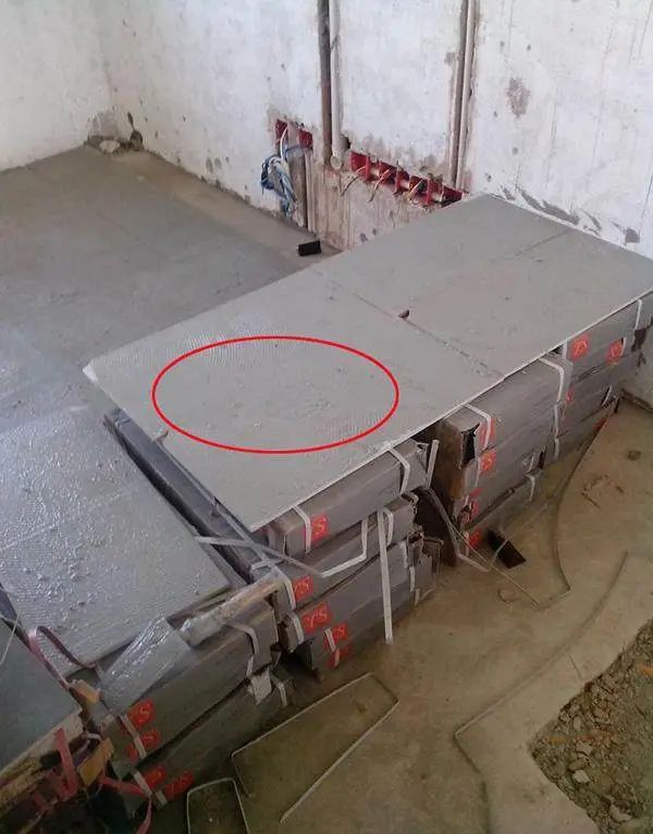 本来以为会被宰，没有想到师傅技术那么好，这瓷砖贴的没毛病