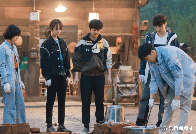 张艺兴|孙红雷向张艺兴炫耀结婚证：羡不羡慕? 杨紫的反应让人笑翻