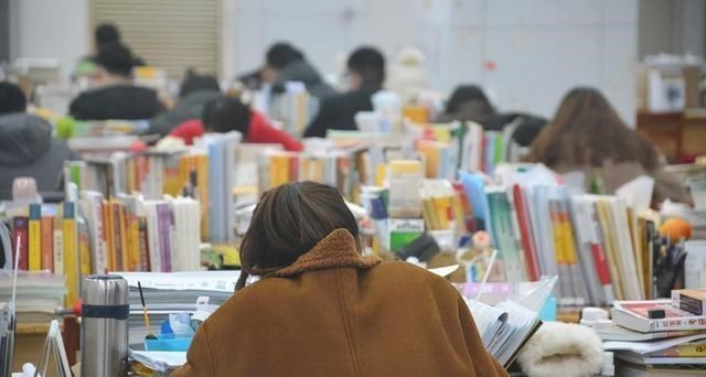 梓琪育儿说|“考得上读不起”，研究生一年学费六位数，让学生和家长望而生畏