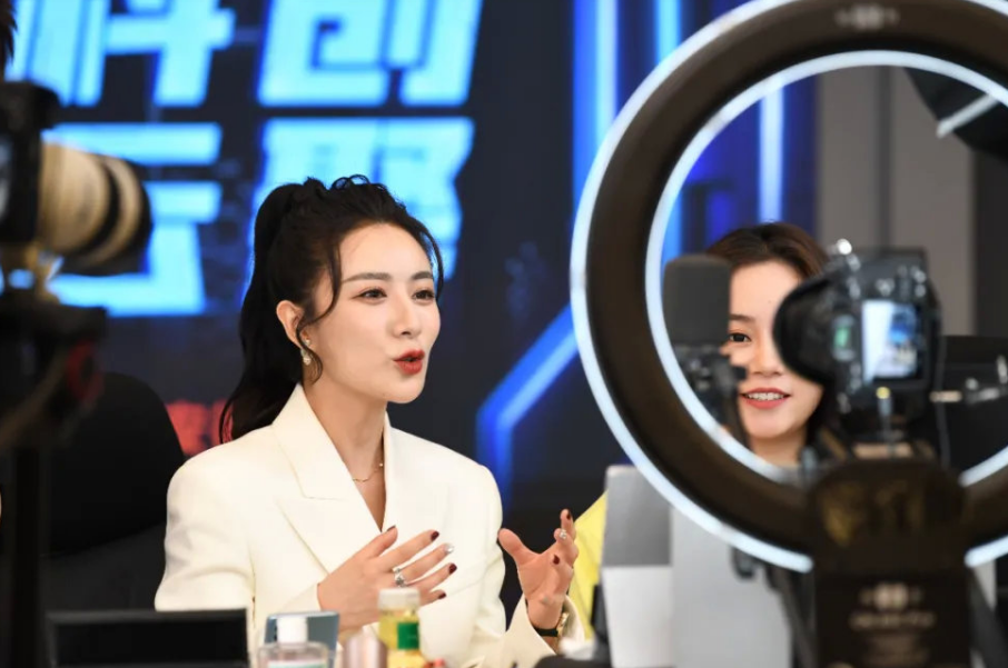 张艺兴|张艺兴成为湖南税务宣传大使，看到他的纳税数额，网友：实至名归