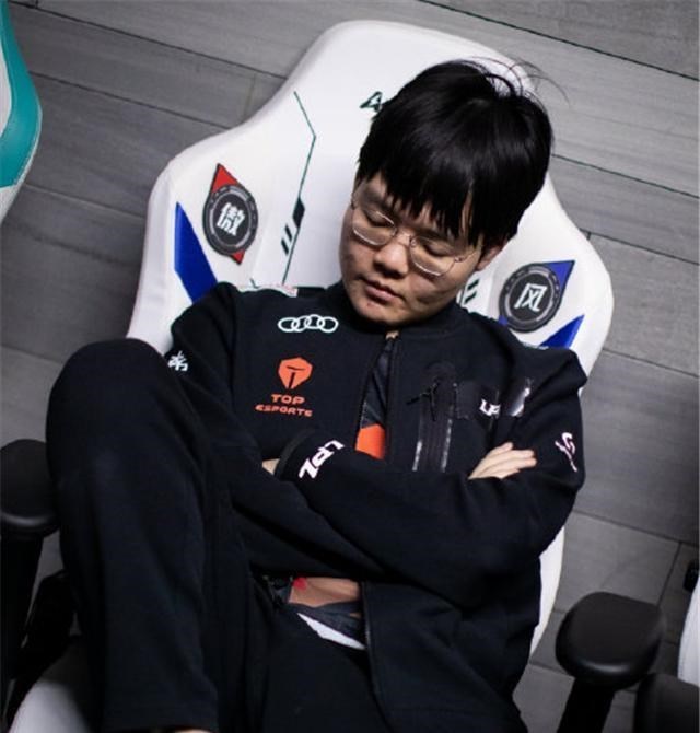 心悦雅萌|阿水终于“破防”？开播后跟弹幕互怼，369被队友取外号拉扯哥