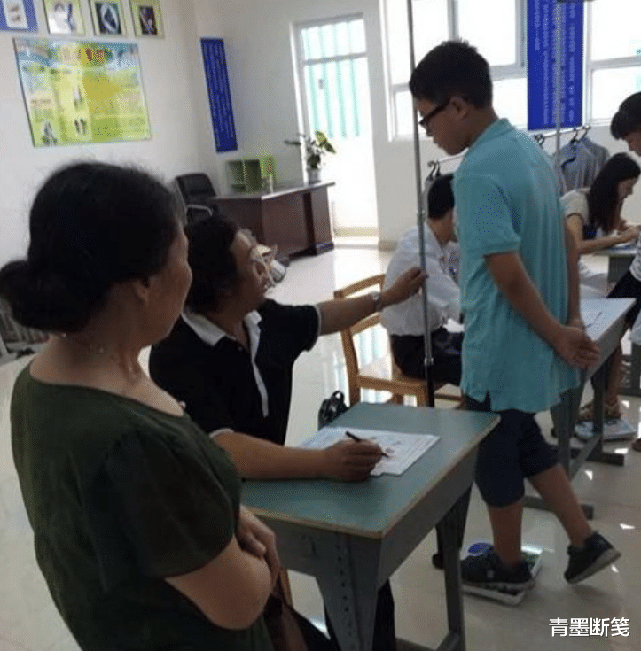 7年前,李亚诺花16万锯断骨头,只为长高7厘米,手术后怎样了?