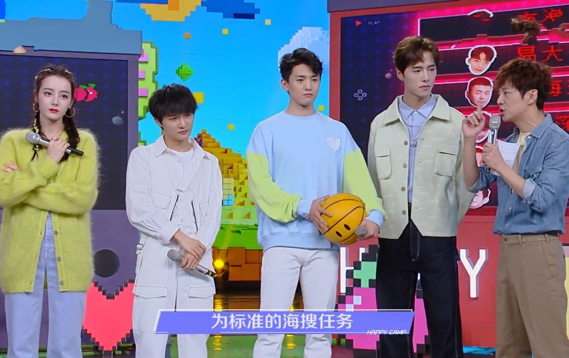 迪丽热巴|都关注和热巴掰手腕的女保镖，谁注意角落的男保镖？这才是初恋男神