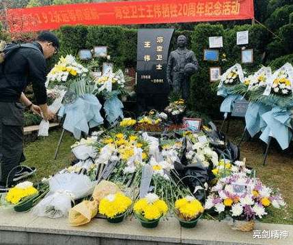 |“海空卫士”王伟牺牲后，他的妻子破例入伍，如今过得怎样？