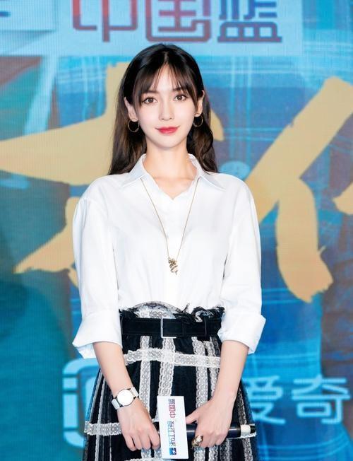 鹿晗|Baby直播唱摇滚引吐槽，穿吊带身材火辣，跟不上节奏被嘲没唱功