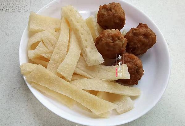 养花小娇娘|秋凉了，喜欢这碗热乎的皮肚面，有肉有菜汤鲜味美，早餐首选