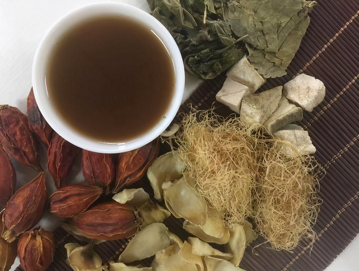 尿酸|39岁男子戒肉一年,尿酸仍高达870,肾脏“报废”,医生:2种水是祸根