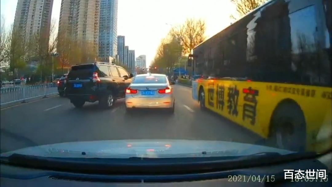 百态世间 沈阳霸道与宝马开斗气车，霸道车主故意撞击宝马，宝马车主秒怂