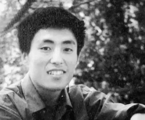 张艺谋|张艺谋：给小11岁岳母尽孝坦然从容，你们就是我的亲人