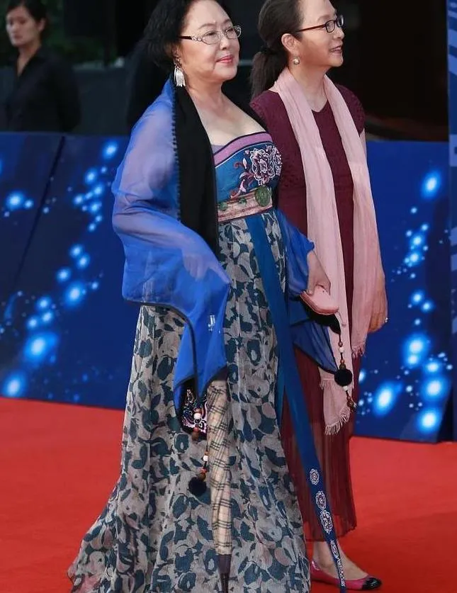 秋小爱|中年女明星红毯“作妖”，你姐在社会上，没什么不敢穿的