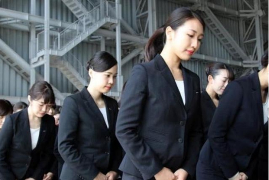 日本航空|日本航空出新规定，空姐必须穿“安全袜”，是有什么猫腻吗？