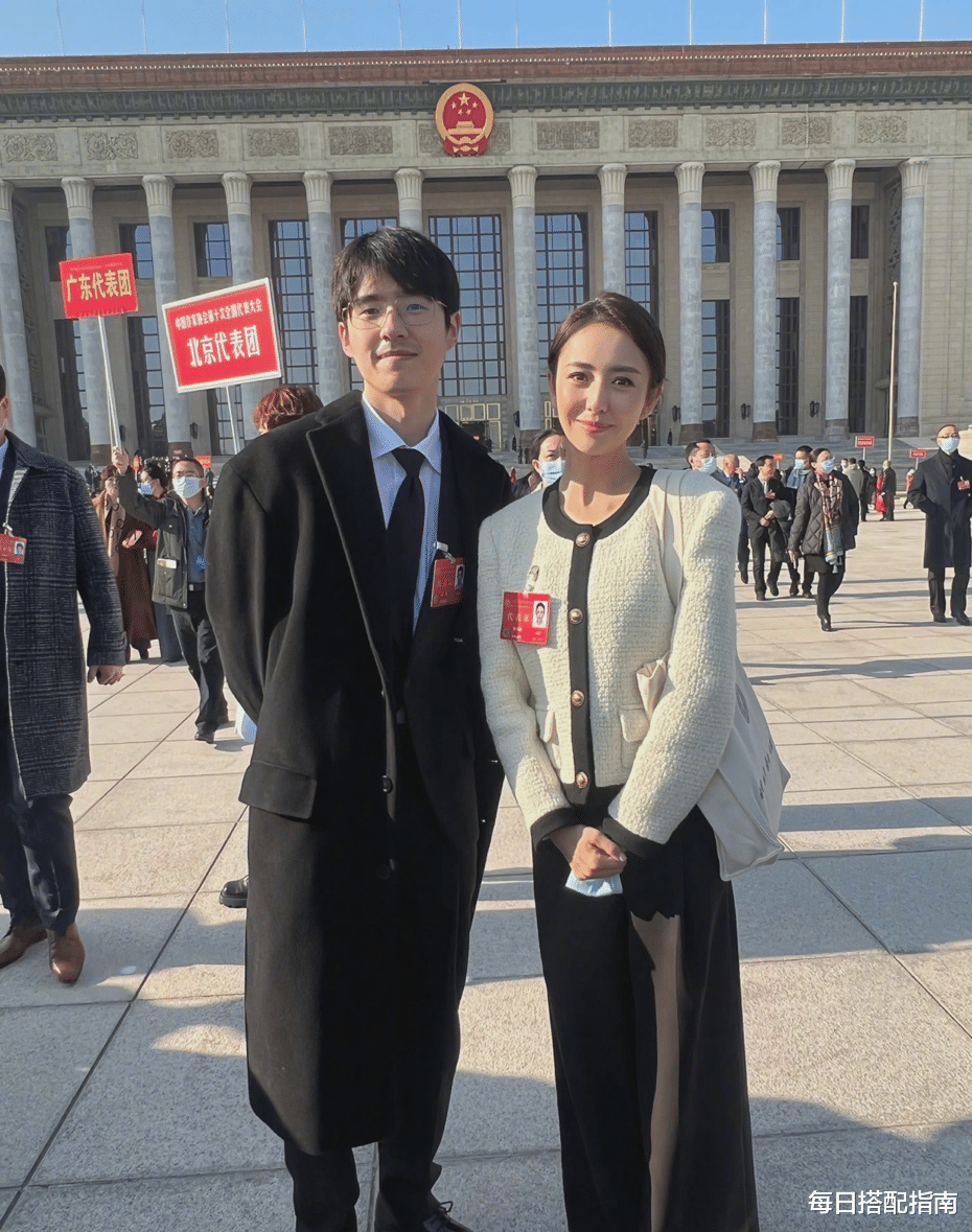 穿衣搭配|谁说正式场合穿搭不能时尚？借鉴佟丽娅的搭配思路，知性且大气