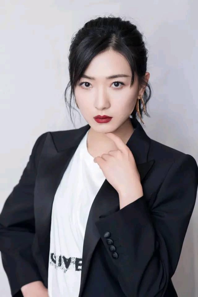 陈凯琳|曾在酒吧做过领班的万茜，晒酒吧蹦迪照片，网友评论光彩夺目