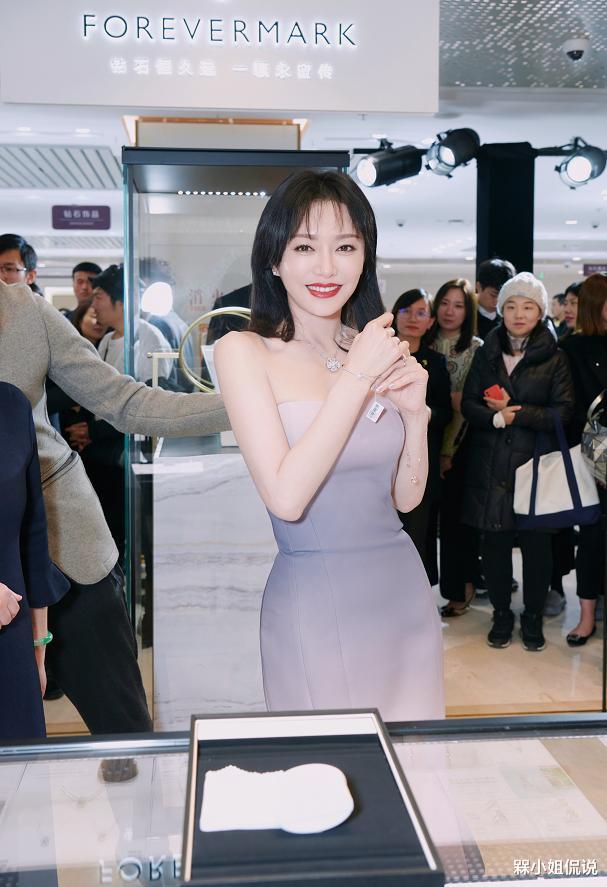 秦岚|秦岚真是“深藏不露”，人到中年仍有尤物身材，穿抹胸裙曲线惊艳