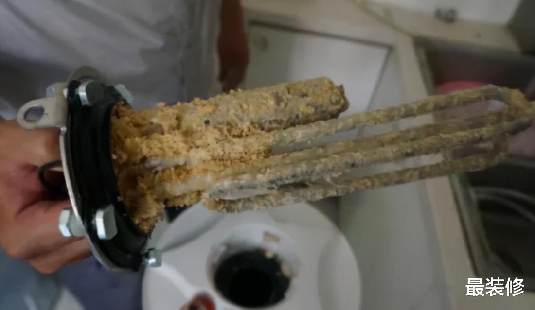 你家的电热水器多久没洗了？学会维修方法，自己就能清理干净