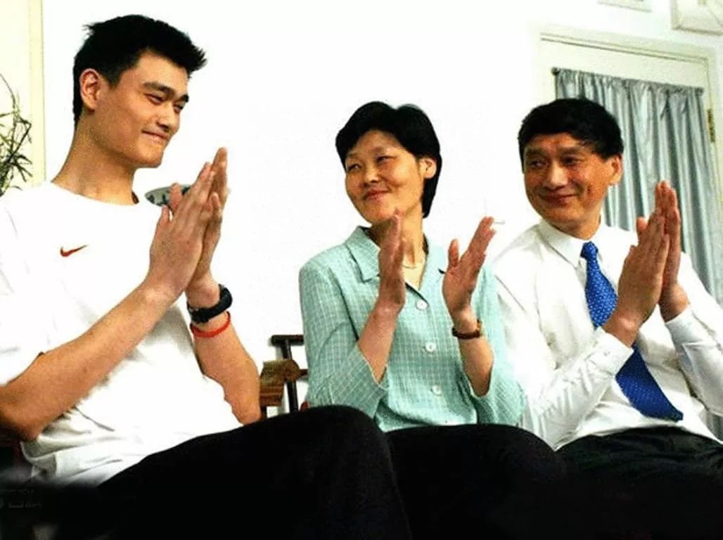 姚明|姚明近照,身材严重发福,他38岁的妻子,宛如少女显得韵味十足