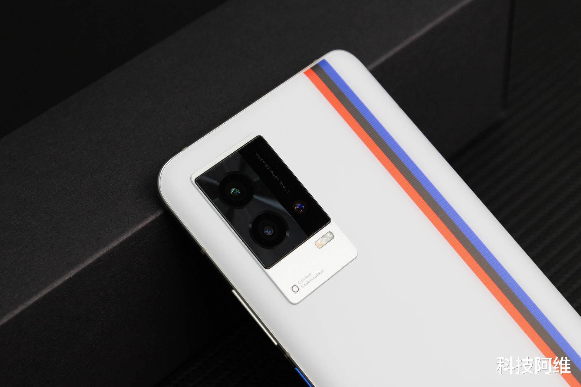 iqoo|发布三个月下跌400元，12GB+256GB+120W闪充，顶配旗舰已重回低价