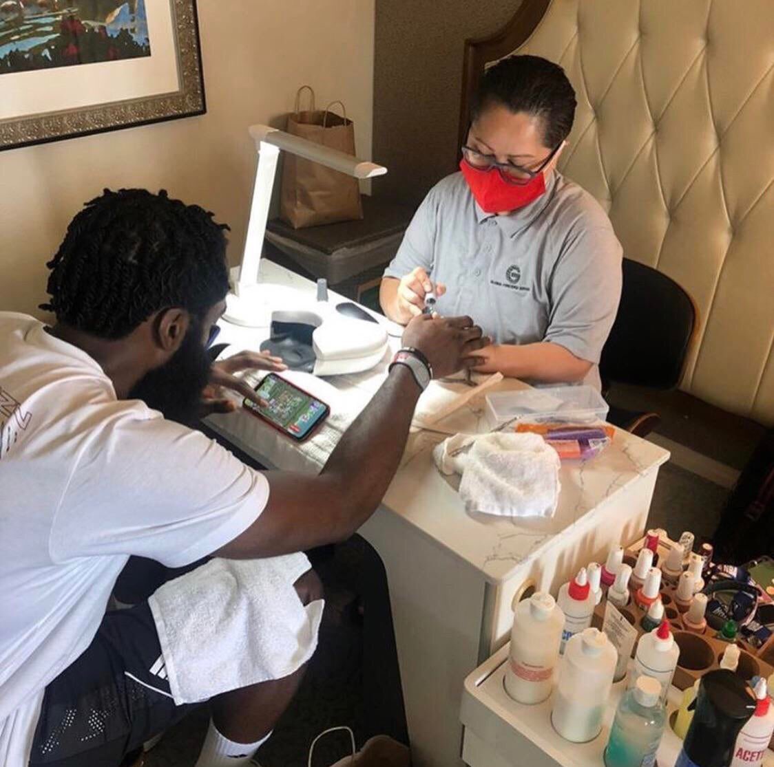 北京市 32岁哈登逛商场疯狂欢呼！球迷调侃：登哥对篮网交易小乔丹的反应曝光