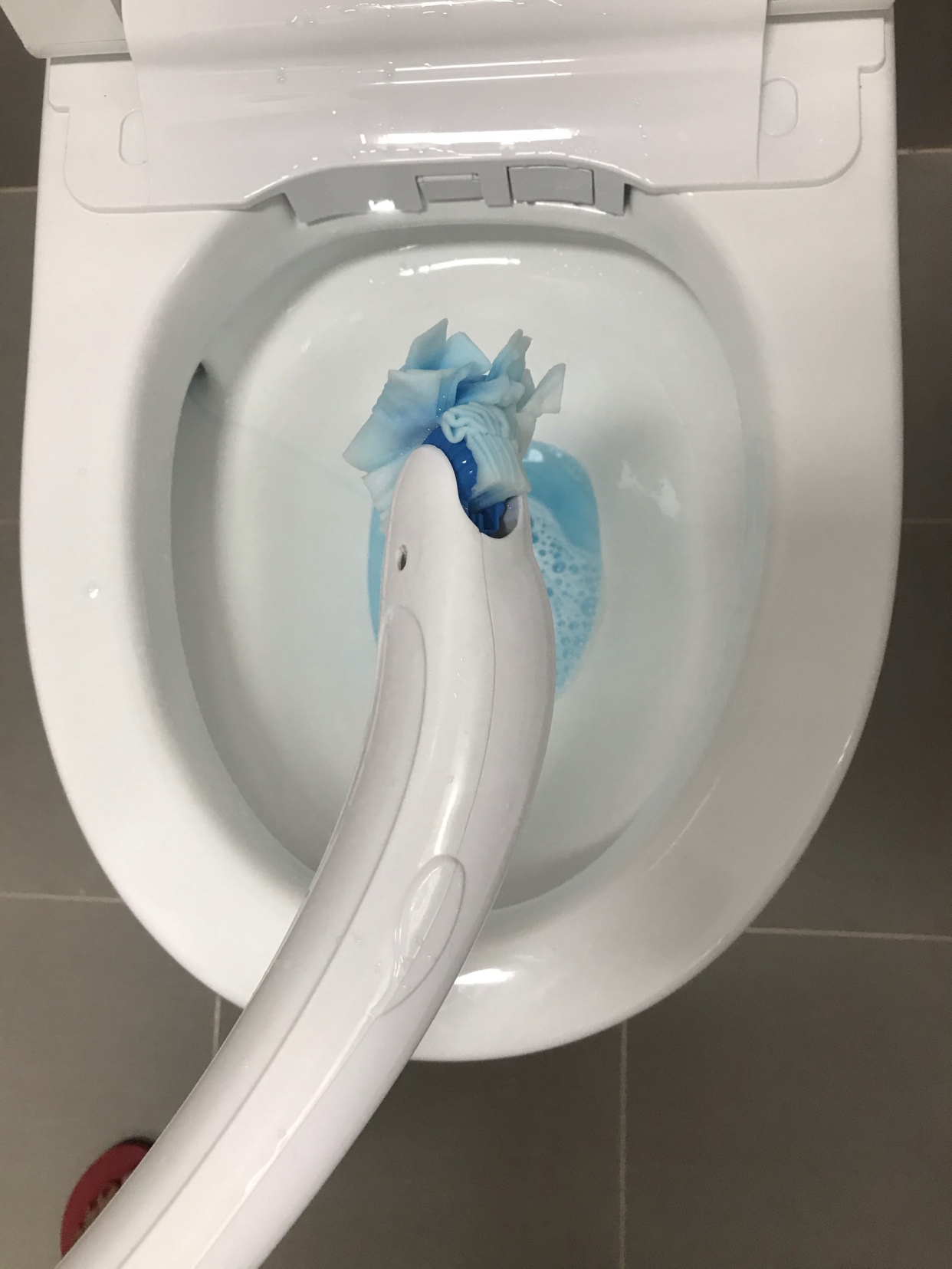 同样是小卫生间，看看人家的马桶边布置，干净利落、清清爽爽！