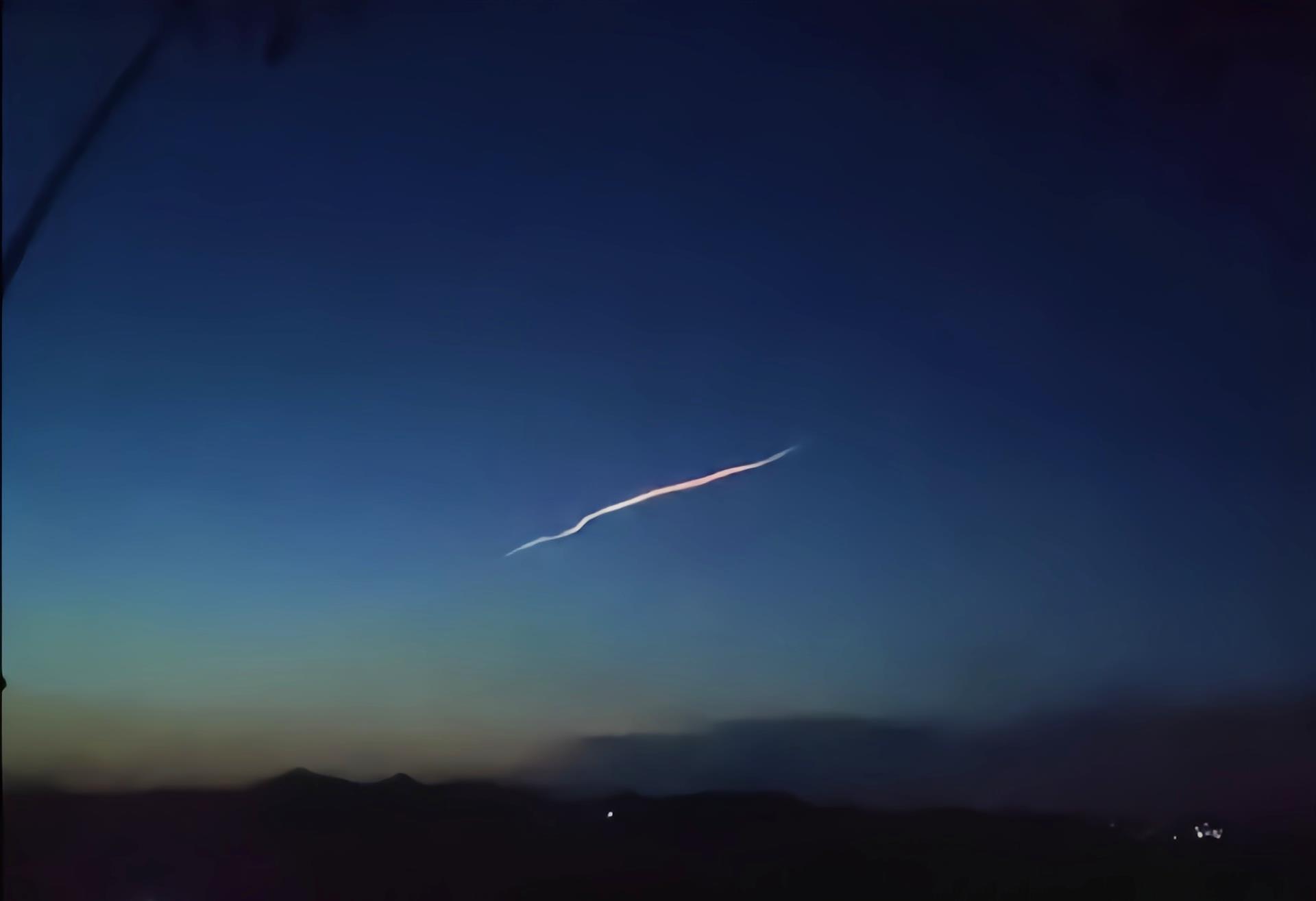 飞行器 鄂尔多斯上空出现“不明亮光”，速度极快，不像飞行器