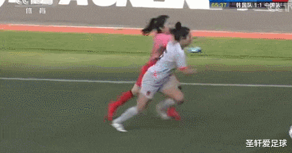 韩国队|中国女足狂欢瞬间，1韩国女神疯狂抢镜：掐腰摆姿势，球场变秀场