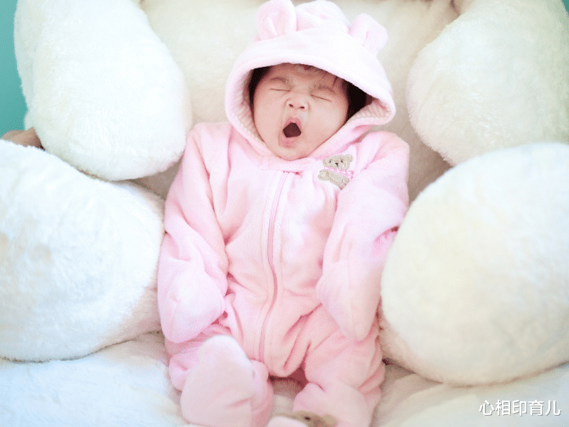 心相印育儿|一直抱着娃睡可取吗？不抱着不睡觉怎么办，折磨人啊